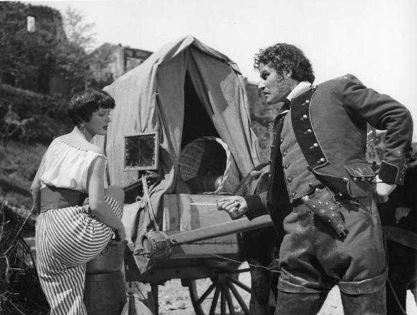 Scena del film "Donne e briganti" - Regia Mario Soldati, 1950 - Jacqueline Pierreux, di spalle, ha un piede in un catino e lo sguardo rivolto allo stiletto che Amedeo Nazzari le punta contro.