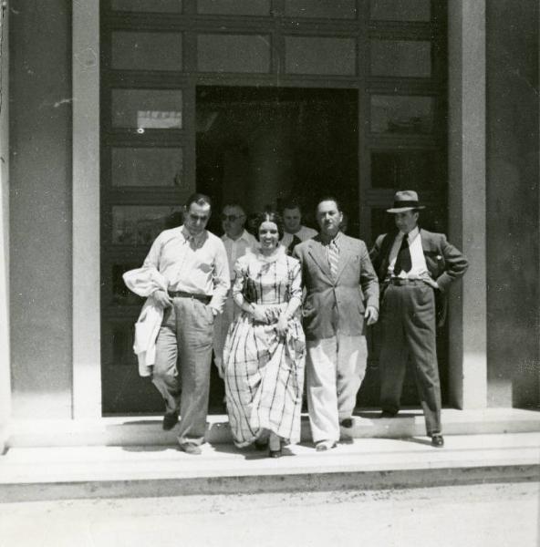 Sul set del film "Il dottor Antonio" - Regia Enrico Guazzoni, 1937 - Da sinistra, Gino Talamo, Tina Zucchi, Enrico Guazzoni e il direttore di produzione, escono dal teatro n. 9 di Cinecittà dopo una giornata di lavoro del film "Il dottor Antonio".