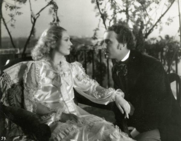 Scena del film "Il dottor Antonio" - Regia Enrico Guazzoni, 1937 - Mezza figura, di profilo, di un'attrice non identificata ed Ennio Cerlesi.