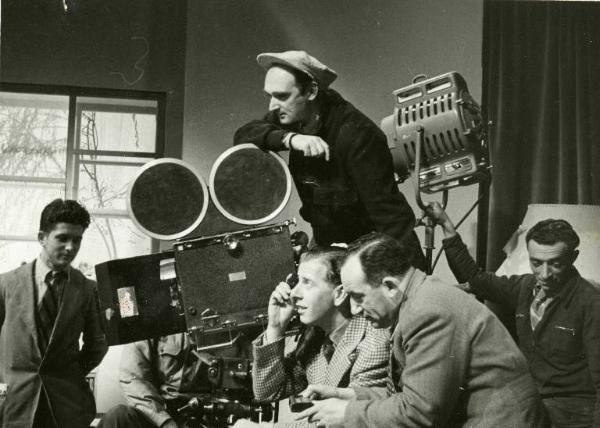 Sul set del film "Diagnosi" - Regia Ferruccio Cerio, 1942 - Operatori della troupe con cineprese e fari.