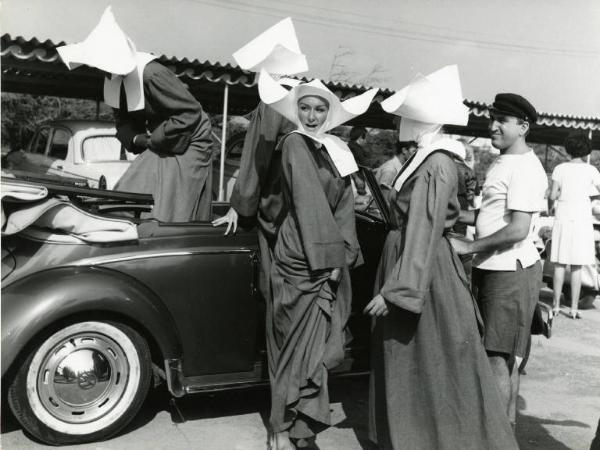 Scena del film "Una domenica d'estate" - Regia Giulio Petroni, 1962 - Annabella Incontrera e altre tre suore scendono da un auto davanti uno stabilimento balneare.