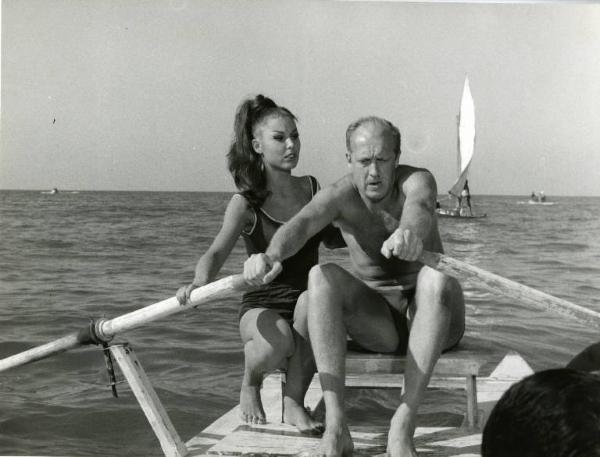 Scena del film "Una domenica d'estate" - Regia Giulio Petroni, 1962 - Raimondo Vianello su un pattino con Dominique Boschero, rema.