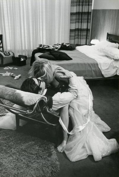 Scena del film "Don Giovanni in Sicilia" - Regia Alberto Lattuada, 1967 - In una camera da letto, Lando Buzzanca è sdraiato su una poltrona con Ewa Aulin, in biancheria intima e vestaglia, a cavalcioni sopra di lui.