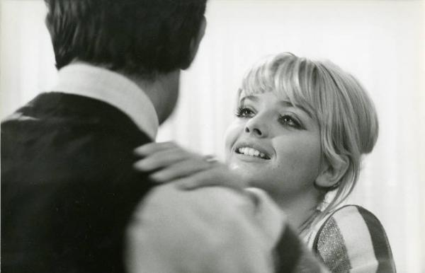 Scena del film "Don Giovanni in Sicilia" - Regia Alberto Lattuada, 1967 - Primo piano di Ewa Aulin che guarda e tiene una mano sulla spalla di Lando Buzzanza ripreso di spalle.