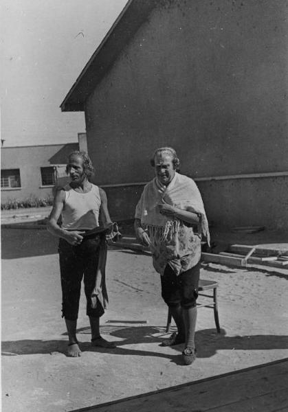 Sul set del film "Don Pasquale" - Regia Camillo Mastrocinque, 1940 - Fausto Guerzoni ed Armando Falconi al sole di Cinecittà, dopo un'abbondante pioggia cinematografica, ripetuta quante volte è piaciuto al regista, al fonico e all'operatore.