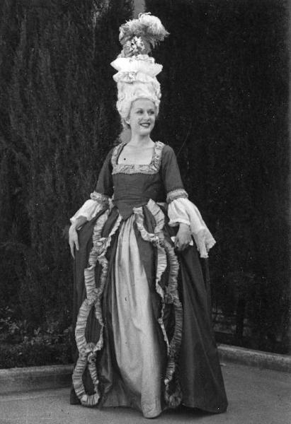 Scena del film "Don Pasquale" - Regia Camillo Mastrocinque, 1940 - Virginia Doglioli al suo esordio nel film "Don Pasquale".