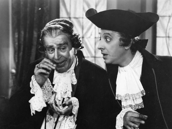 Scena del film "Don Pasquale" - Regia Camillo Mastrocinque, 1940 - Mezza figura di Armando Falconi mentre sniffa tabacco. A destra, Franco Coop, lo guarda con gli occhi sbarrati.