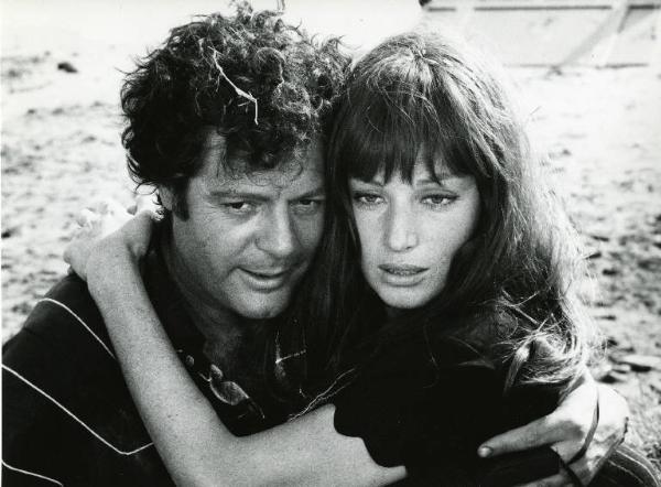 Scena del film "Dramma della gelosia (tutti i particolari in cronaca)" - Regia Ettore Scola, 1970 - Primo piano frontale di Marcello Mastroianni e Monica Vitti abbracciati.