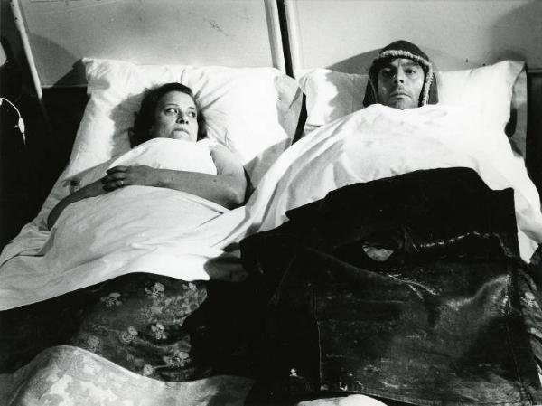 Scena del film "Dramma della gelosia (tutti i particolari in cronaca)" - Regia Ettore Scola, 1970 - Marisa Merlini e Marcello Mastroianni distesi a letto, sotto le coperte.