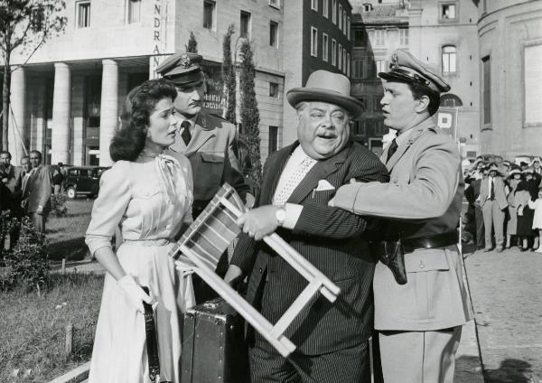 Scena del film "I due compari" - Regia Carlo Borghesio, 1955 - Giulia Rubini osserva Aldo Fabrizi che viene strattonato da un agente in divisa non identificato. Alle spalle dell'attrice, un altro agente non identificato.