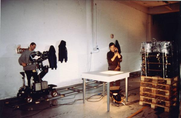 Sul set del film "Due dollari al chilo" - Regia Paolo Lipari, 2000 - Viene allestito il set per le riprese.