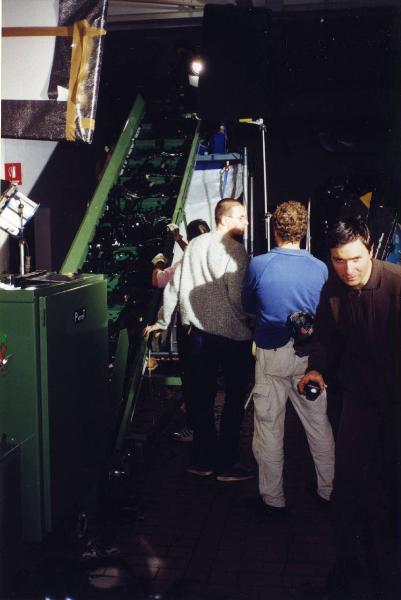 Sul set del film "Due dollari al chilo" - Regia Paolo Lipari, 2000 - La troupe si dispone per riprendere la macchina utilizzata per la frammentazione della pellicola 35 mm.