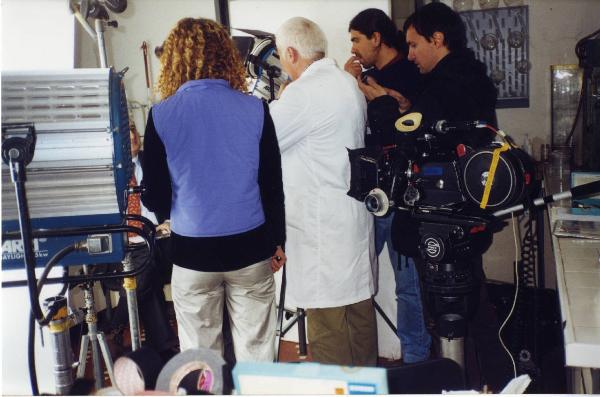 Sul set del film "Due dollari al chilo" - Regia Paolo Lipari, 2000 - Di spalle, alcuni componenti della troupe alle prese con la lavorazione di una scena.