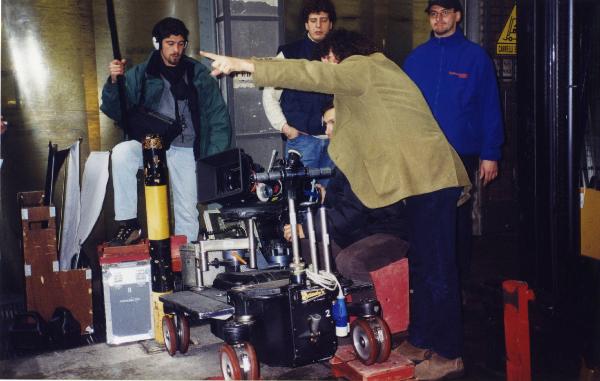 Sul set del film "Due dollari al chilo" - Regia Paolo Lipari, 2000 - Il regista Paolo Lipari dà indicazione a tre elettricisti.