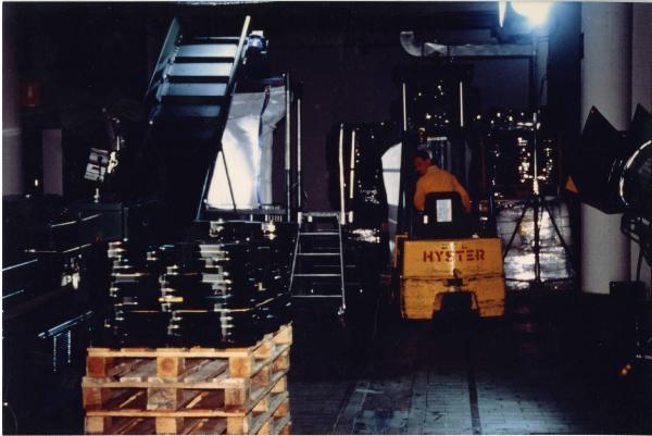 Sul set del film "Due dollari al chilo" - Regia Paolo Lipari, 2000 - Un muletto è posizionato accanto a bobine di pellicola 35 mm pronte per essere processate.