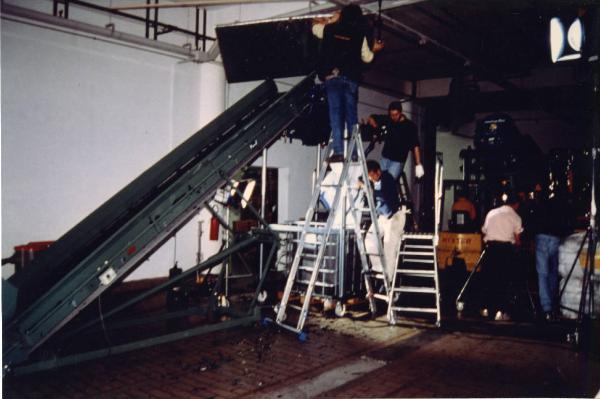 Sul set del film "Due dollari al chilo" - Regia Paolo Lipari, 2000 - L'allestimento del set nello stabilimento della Kodak di Cinisello Balsamo.