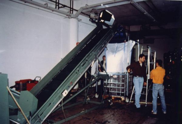 Sul set del film "Due dollari al chilo" - Regia Paolo Lipari, 2000 - L'allestimento del set nello stabilimento della Kodak di Cinisello Balsamo.