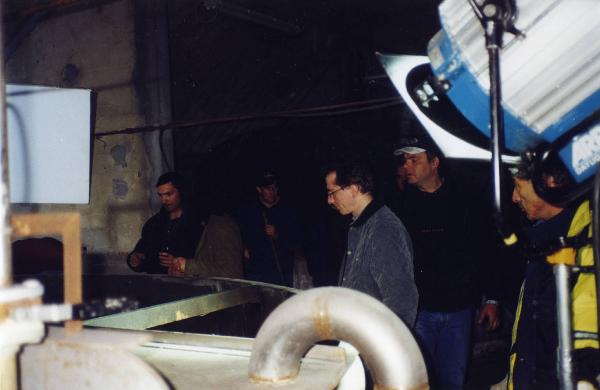 Sul set del film "Due dollari al chilo" - Regia Paolo Lipari, 2000 - Un operaio dello stabilimento di Millesimo alle vasche di lavaggio dell'acetato. Alla sua sinistra, la troupe.