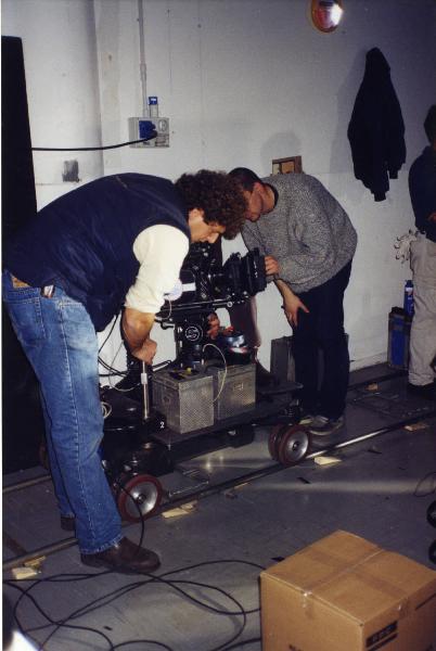 Sul set del film "Due dollari al chilo" - Regia Paolo Lipari, 2000 - Due attrezzisti sistemano la macchina da presa per le riprese.