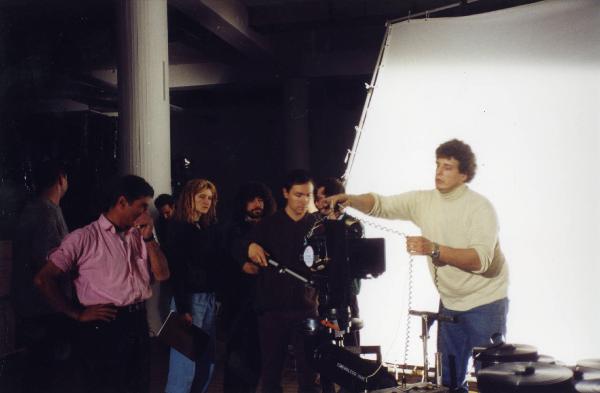 Sul set del film "Due dollari al chilo" - Regia Paolo Lipari, 2000 - I membri della troupe attorno alla macchina da presa preparano una scena.