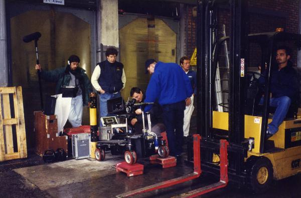 Sul set del film "Due dollari al chilo" - Regia Paolo Lipari, 2000 - La troupe attorno alla macchina da presa su carrello.