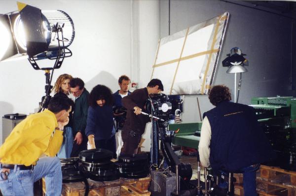 Sul set del film "Due dollari al chilo" - Regia Paolo Lipari, 2000 - La troupe si appresta a riprendere alcune bobine di pellicola pronte per essere processate. Si riconoscono, al centro, il regista Paolo Lipari e Matteo Pavesi.