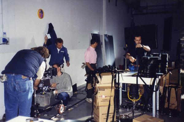 Sul set del film "Due dollari al chilo" - Regia Paolo Lipari, 2000 - Si gira una sequenza di mondatura della pellicola 35 mm prima che venga processata.