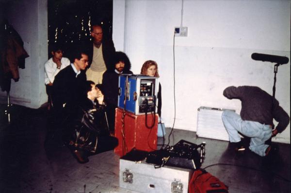 Sul set del film "Due dollari al chilo" - Regia Paolo Lipari, 2000 - Il regista Paolo Lipari controlla nel monitor la riuscita di alcune riprese.