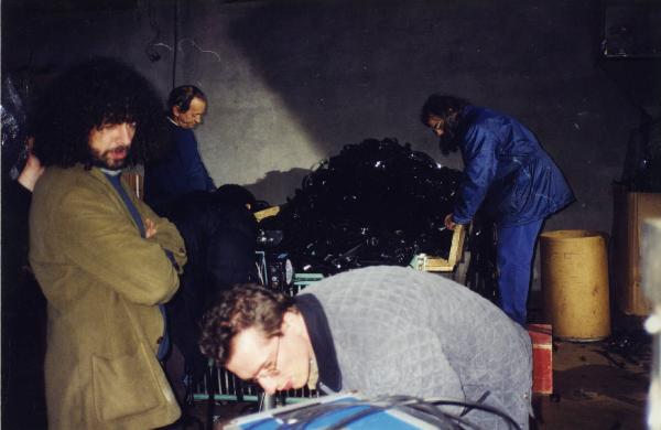 Sul set del film "Due dollari al chilo" - Regia Paolo Lipari, 2000 - In primo piano Paolo Lipari e Matteo Pavesi. Sullo sfondo un cumulo di pellicola 35 mm da processare.