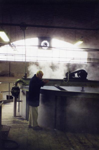 Sul set del film "Due dollari al chilo" - Regia Paolo Lipari, 2000 - Gianni Comencini, sul set dello stabilimento di Millesimo, accanto a una vasca per il lavaggio dell'acetato.