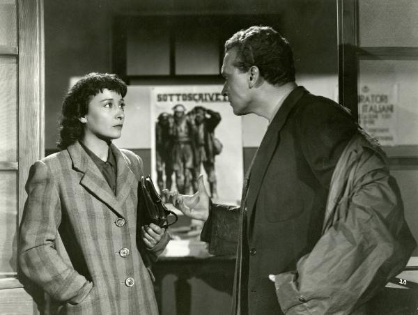 Scena del film "Due lettere anonime" - Regia Mario Camerini, 1945 - Clara Calamai, sulla sinistra, guarda Otello Toso, sulla destra, intento a gesticolare.