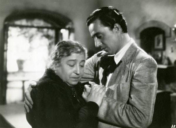 Scena del film "Le due madri" - Regia Amleto Palermi, 1938 - Vittorio De Sica stringe con il braccio destro Bella Starace Sainati. I due attori si tengono per mano.
