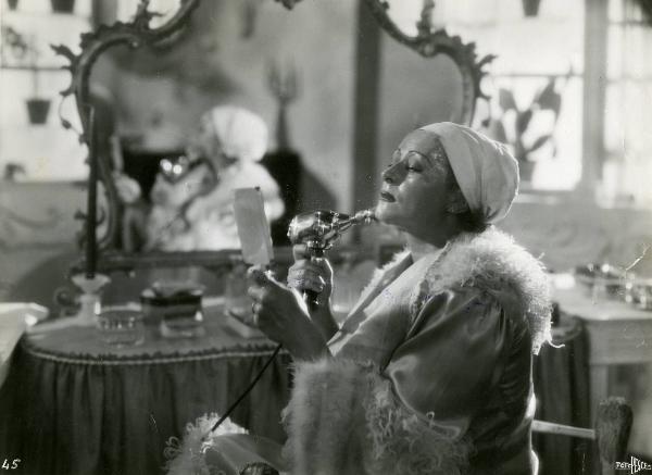 Scena del film "Le due madri" - Regia Amleto Palermi, 1938 - Lydia Johnson si dedica alla pulizia del viso.