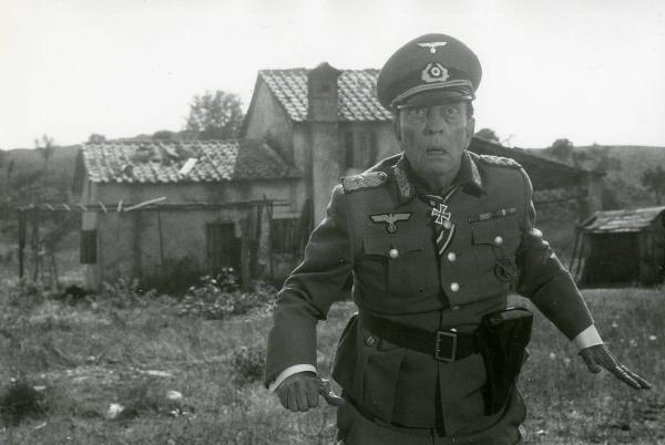 Scena del film "Due marines e un generale" - Regia Luigi Scattini, 1965 - Mezza figura di Buster Keaton in abiti da generale nazista.