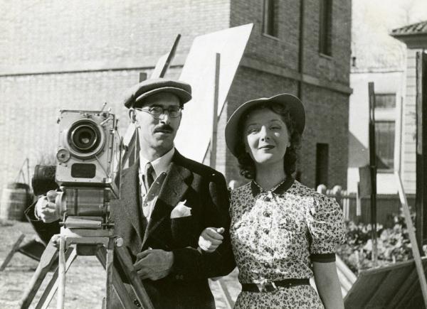Sul set del film "Due milioni per un sorriso" - Regia Carlo Borghesio, Mario Soldati, 1939 - Il regista Mario Soldati ed Elsa De Giorgi sul set del film.