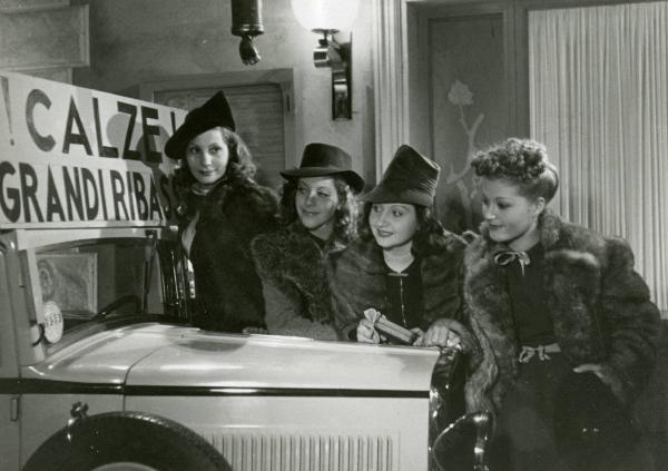 Scena del film "Due milioni per un sorriso" - Regia Carlo Borghesio, Mario Soldati, 1939 - Gianna Caria, Emilia Gentilini, Rosanna Schettina, Livia Minelli osservano il parabrezza di un autoveicolo.