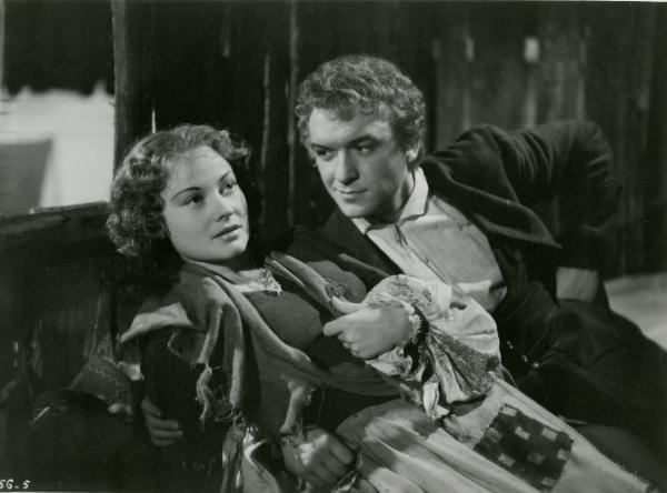 Scena del film "Le due orfanelle" - Regia Carmine Gallone, 1942 - María Denis e Otello Toso semidistesi. L'attore osserva la donna intensamente.