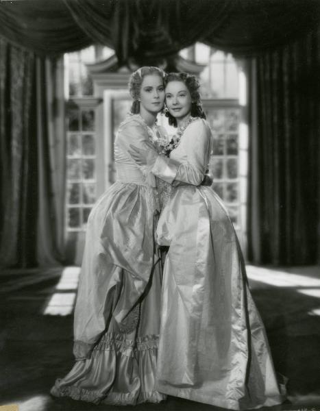 Scena del film "Le due orfanelle" - Regia Carmine Gallone, 1942 - Alida Valli, a sinistra, e María Denis, a destra, posano abbracciate.