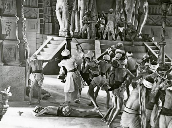 Scena del film "Le due tigri" - Regia Giorgio Candido Simonelli, 1941- Totale di un gruppo di soldati non identificati intenti a combattere all'interno del tempio.