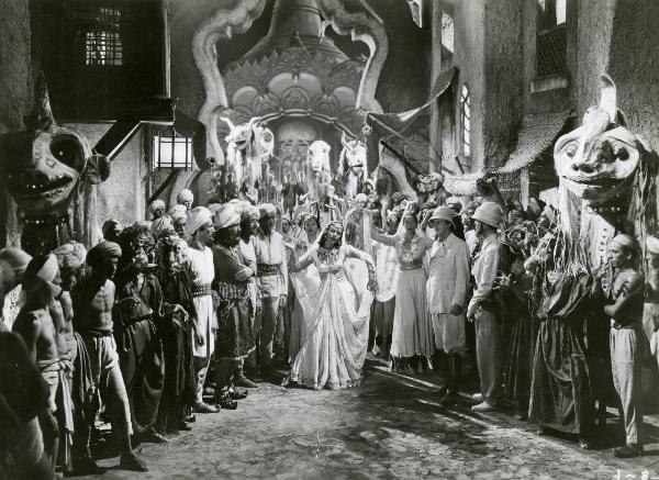 Scena del film "Le due tigri" - Regia Giorgio Candido Simonelli, 1941- Ai lati di Alanova, in centro, sono presenti Sandro Ruffini, a sinistra, Luigi Pavese e Massimo Girotti, a destra. Attorno a loro, altri attori non identificati.