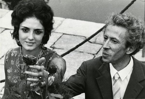 Scena del film "Durante l'estate" - Regia Ermanno Olmi, 1971 - Renato Paracchi, a destra, tiene il polso di Rosanna Callegari, a sinistra, per farle sfiorare una rosa.