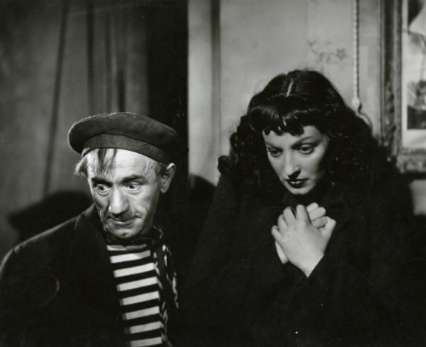 Scena del film "È sbarcato un marinaio" - Regia Piero Ballerini, 1940 - A sinistra, Polidor e a destra, Doris Duranti, con le mani giunte al petto, rivolgono lo sguardo verso il basso.