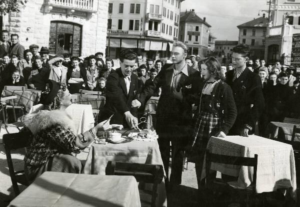 Scena del film "L'ebbrezza del cielo" - Regia Giorgio Ferroni, 1940 - Franco Brambilla, Armandina Bianchi, Paolo Ketoff osservano Lina Tartara Minora seduta a un tavolo. Mario Giannini è trattenuto per un braccio da Franco Brambilla.