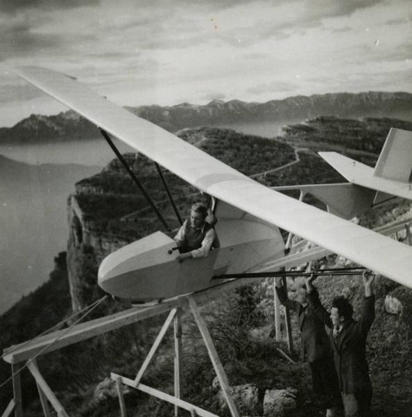 Sul set del film "L'ebbrezza del cielo" - Regia Giorgio Ferroni, 1940 - A bordo di un'aliante, Paolo Ketoff. A destra, due operatori non identificati.