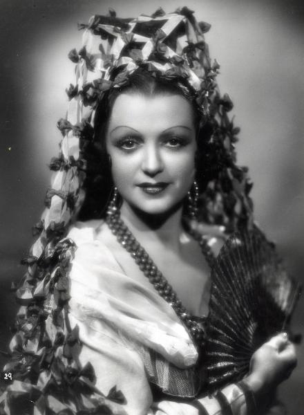 Scena del film "Elisir d'amore" - Regia Amleto Palermi, 1941- Mezza figura di un'attrice non identificata, in posa.