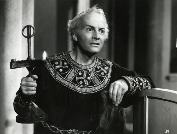 Scena del film "Enrico IV" - Regia Giorgio Pastina, 1943 - Osvaldo Valenti impugna un oggetto metallico nella mano destra mentre rivolge lo sguardo davanti a sé.