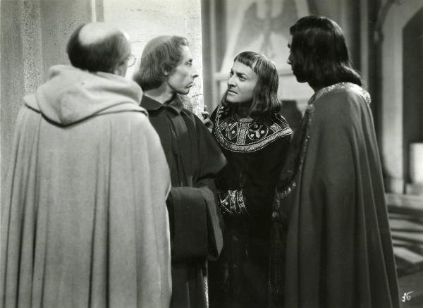 Scena del film "Enrico IV" - Regia Giorgio Pastina, 1943 - A destra, Osvaldo Valenti osserva Lauro Gazzolo, a sinistra, mentre ai lati, due attori non identificati di spalle li guardano.