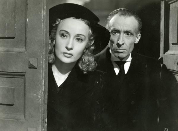 Scena del film "Enrico IV" - Regia Giorgio Pastina, 1943 - Dietro una porta aperta, a sinistra, Clara Calamai e a destra, Lauro Gazzolo osservano a sinistra.