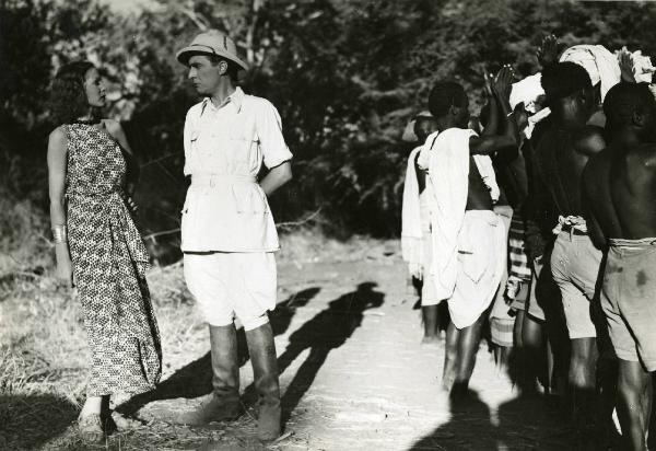 Scena del film "Equatore" - Regia Gino Valori, 1939 - A sinistra, alle spalle di attori non identificati, Cesare Fantoni e Milena Penovich si guardano.