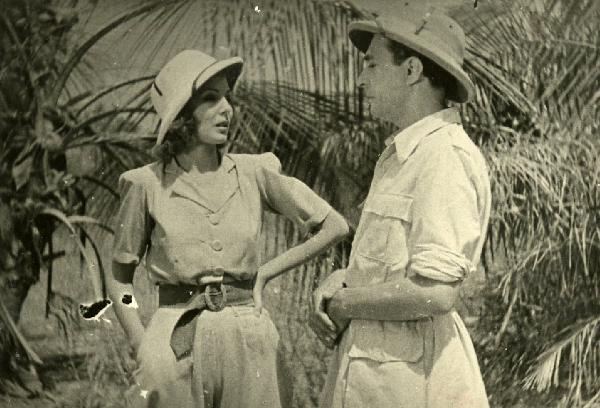 Scena del film "Equatore" - Regia Gino Valori, 1939 - A sinistra, Milena Penovich, con la mano sinistra sul fianco, guarda Cesare Fantoni con le mani giunte.